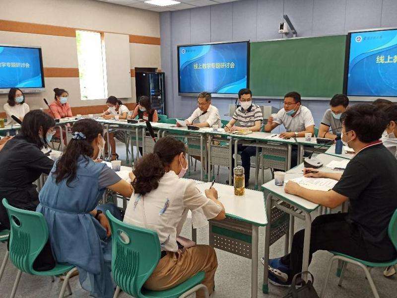 讨论Facebook是否存在窃取用户信息的问题和相关讨论