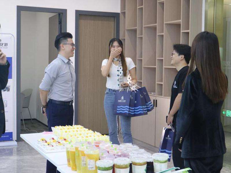 介绍Facebook所在地大学社群的特点和活动，以及加入和参与的方式
