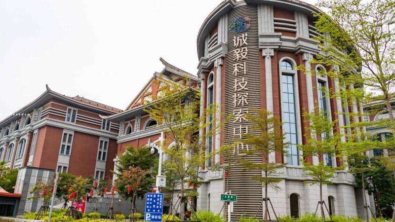 探索李毅吧在Facebook上的活跃和发展