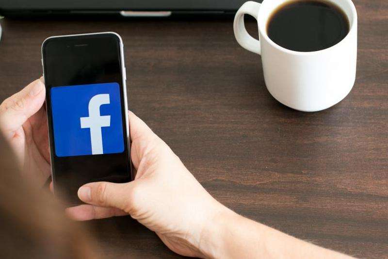 改写标题:在Facebook主页上如何与其他用户互动